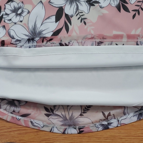 Flowered Stretch Blouse with Criss-cross Back - Picture 6 of 10